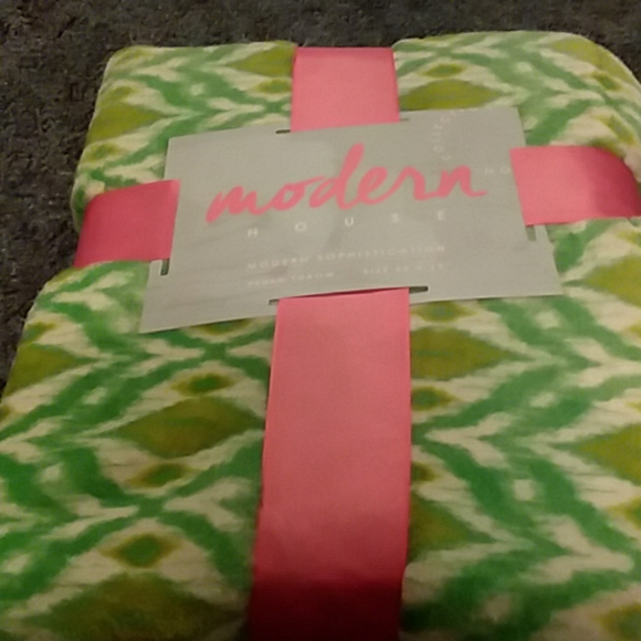 Plush Throw - Picture 1 of 1